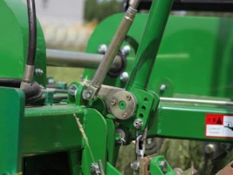 Funzionamento sul campo di una falciatrice a trazione: prova in officina
